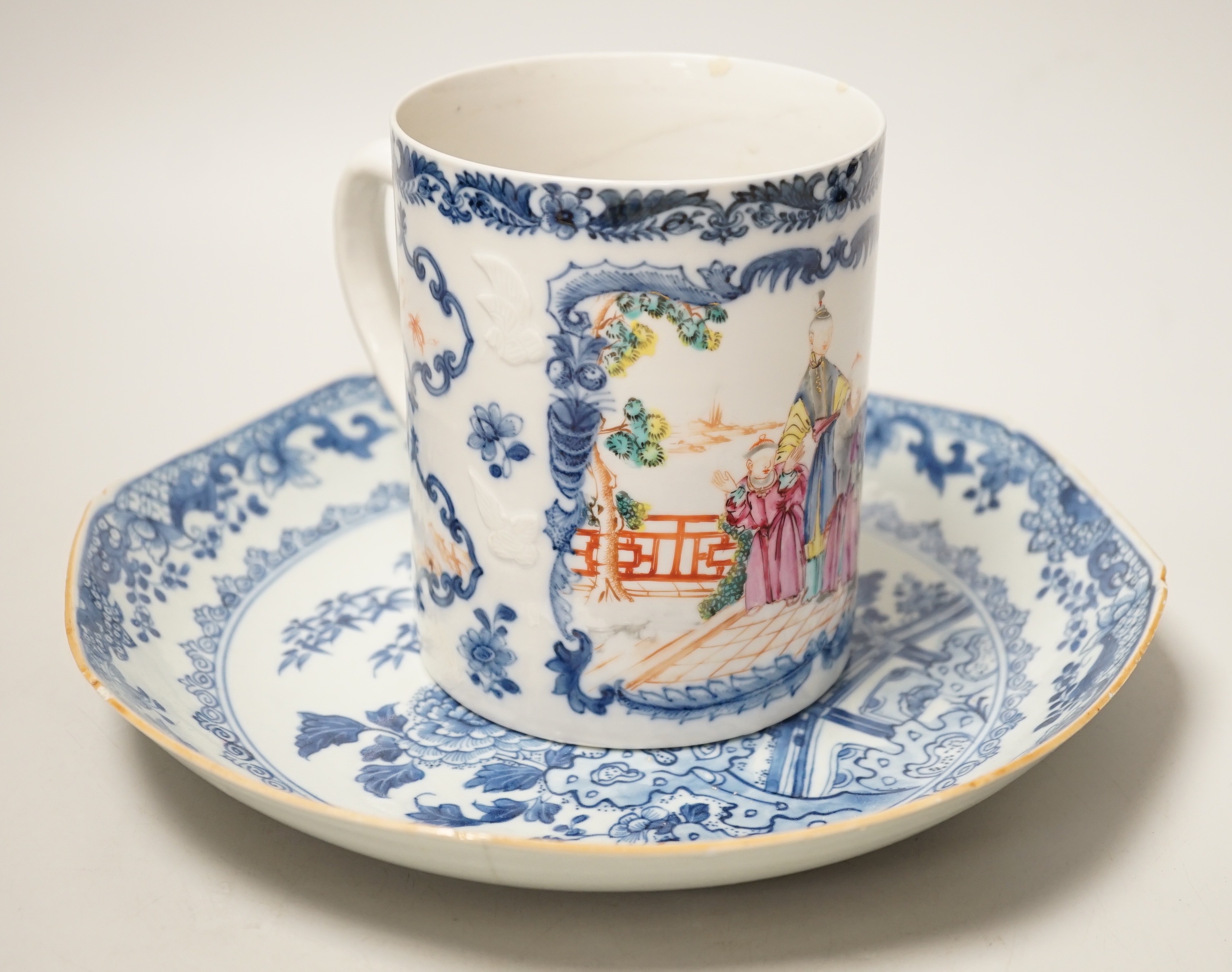 A Chinese Export famille rose tankard, 13cm tall, together with a Chinese blue and white plate, both 18th century